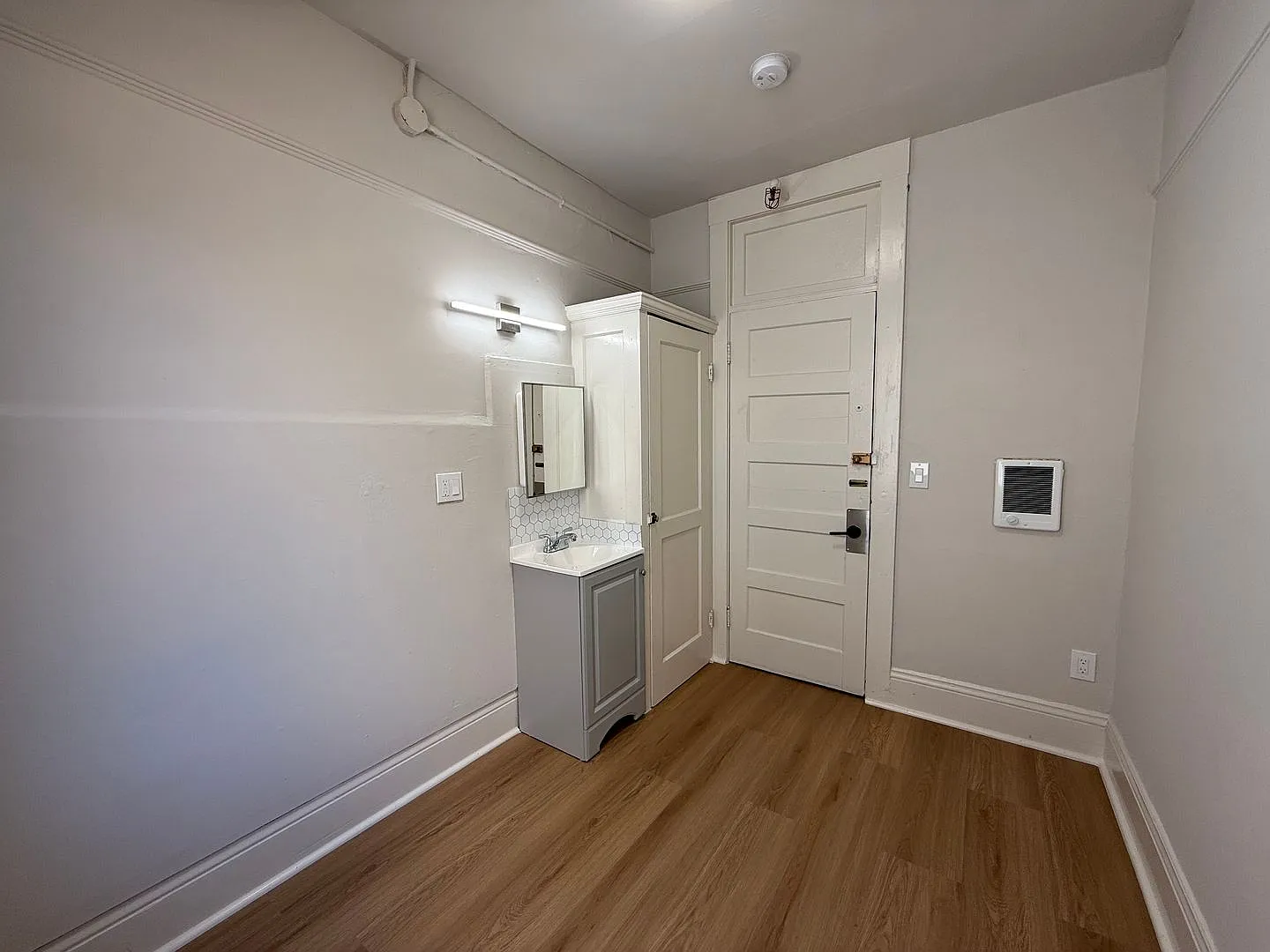 One Month Free!! Street-Facing Private Room near Financial District! — Photo 2