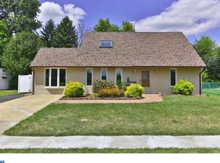 135 Vermilion Dr, Levittown, PA 19054