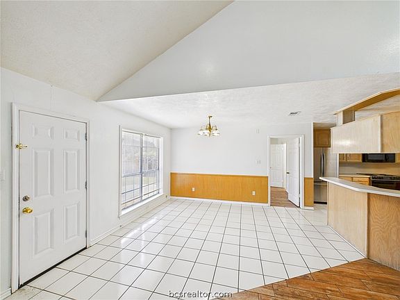 4th image of 301 Rosemary Ln