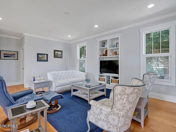 5th image of 304 Lord Thomas Avenue