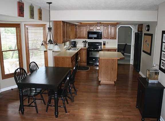4th image of 9600 Crawford Dr