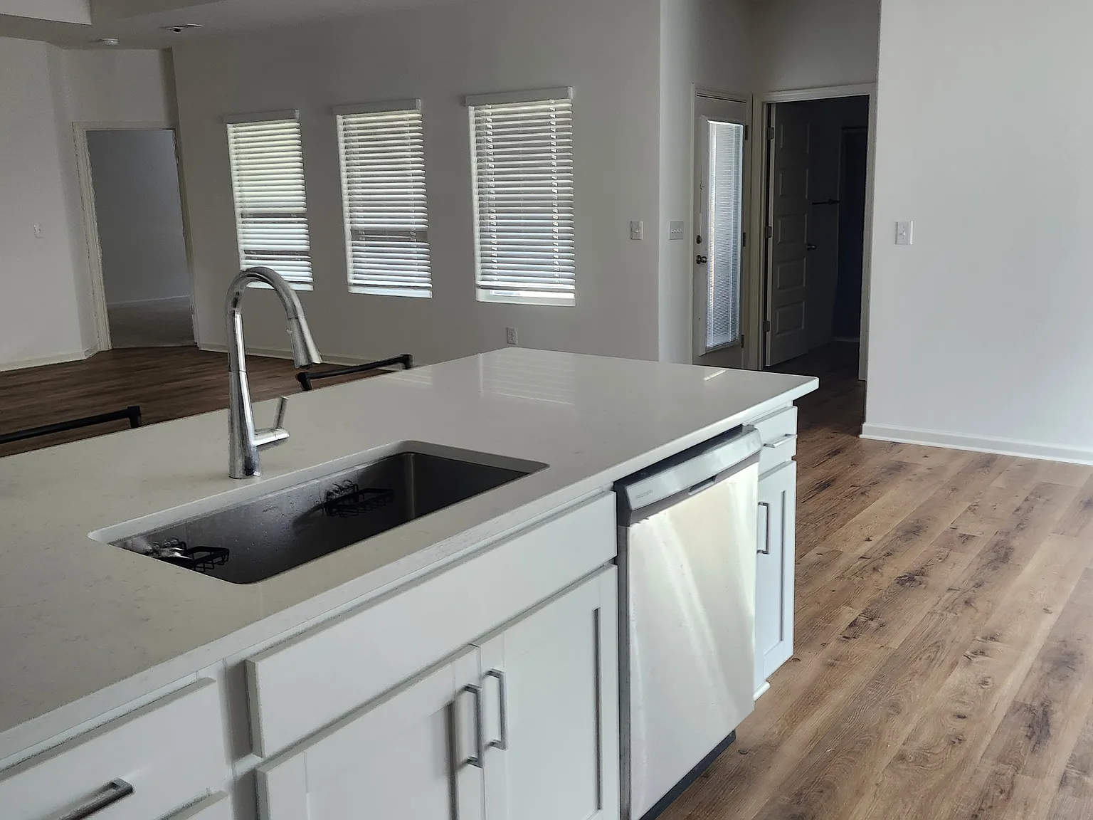 4 bed, 2273 sqft, $2,400 — Photo 3