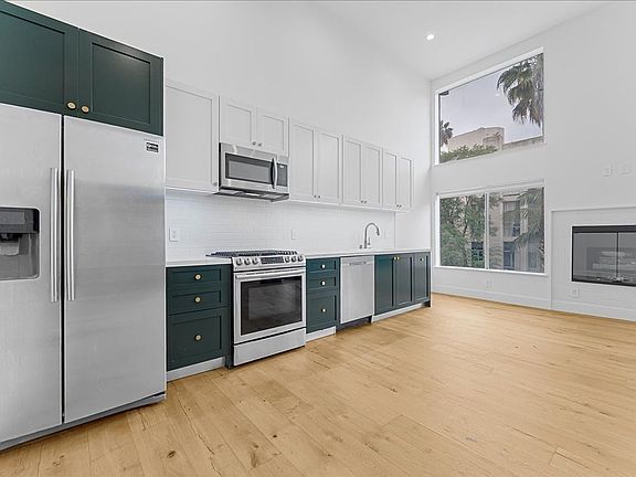 4th image of 135 N Doheny Dr APT 303