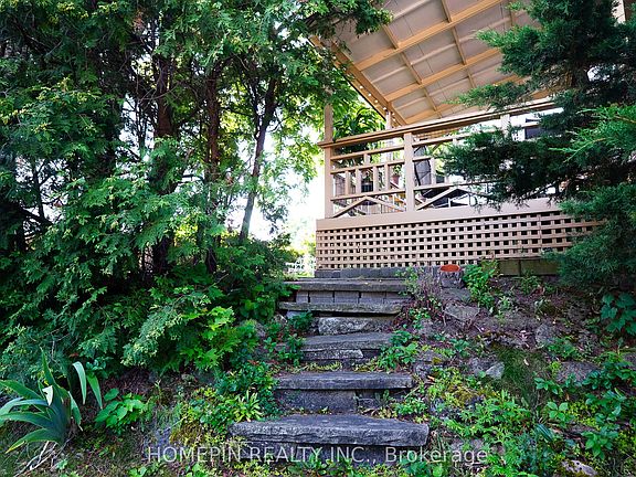 5th image of 25 Grovetree Rd