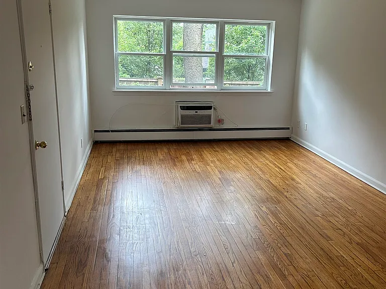 513-515 Grand Ave #I — Photo 2