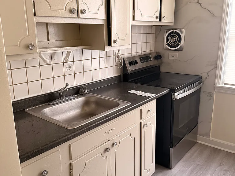 6850 Oxford Ave #1 — Photo 2
