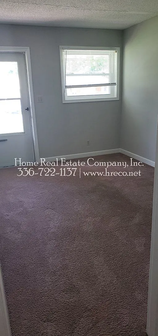135 E Wall St — Photo 3