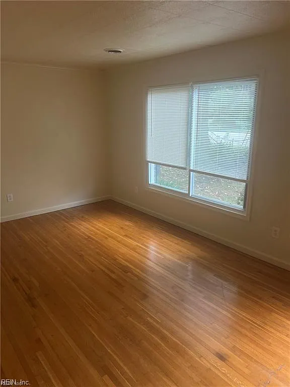 4 bed, 1.5 bath, 2035 sqft, $1,900 — Photo 2