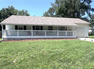 704 Pawnee Ln, Belton, MO 64012