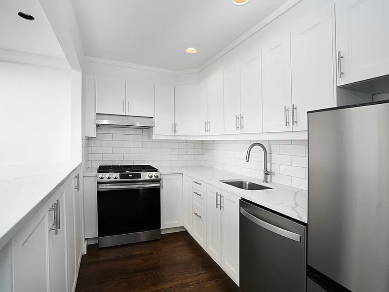 447 W 45th St #7A — Photo 6