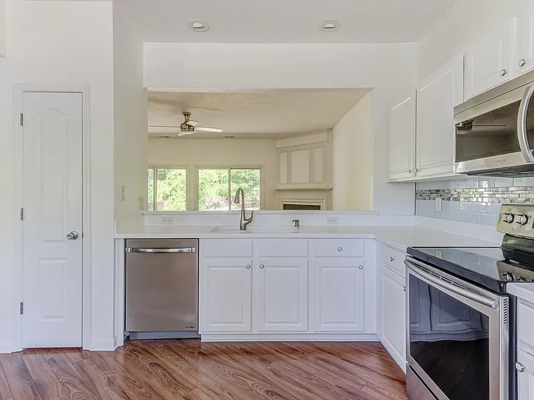 306 Orchard Park Dr — Photo 7