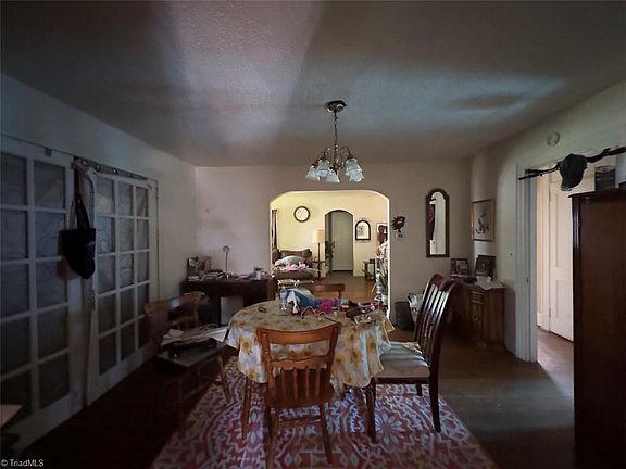 5th image of 734 Burlington Ave