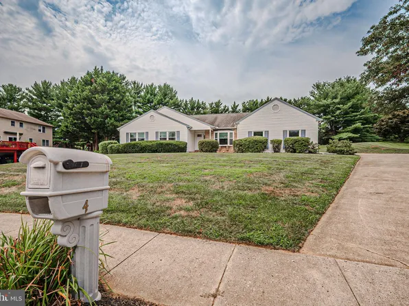 4 Headwater Ln, Newark, DE 19711