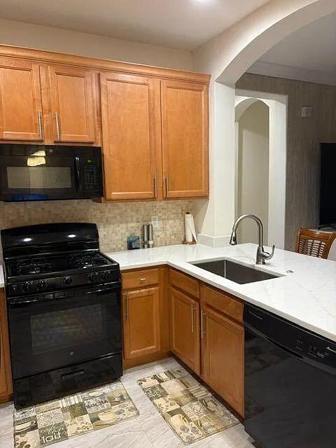 3 bed, 2.5 bath, 1610 sqft, $7,000 — Photo 4