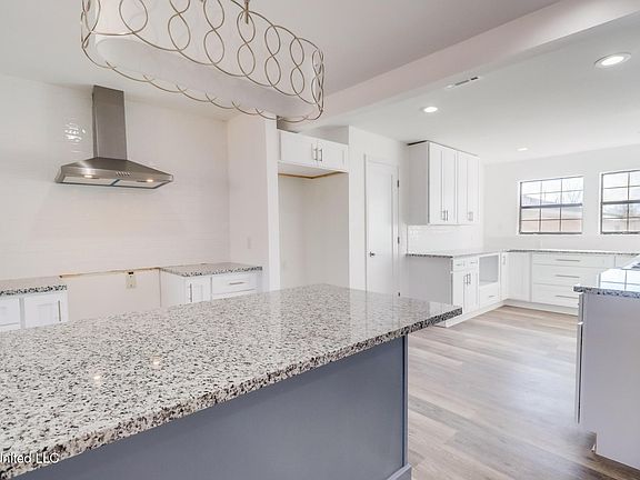 3rd image of 200 Larosa Rd