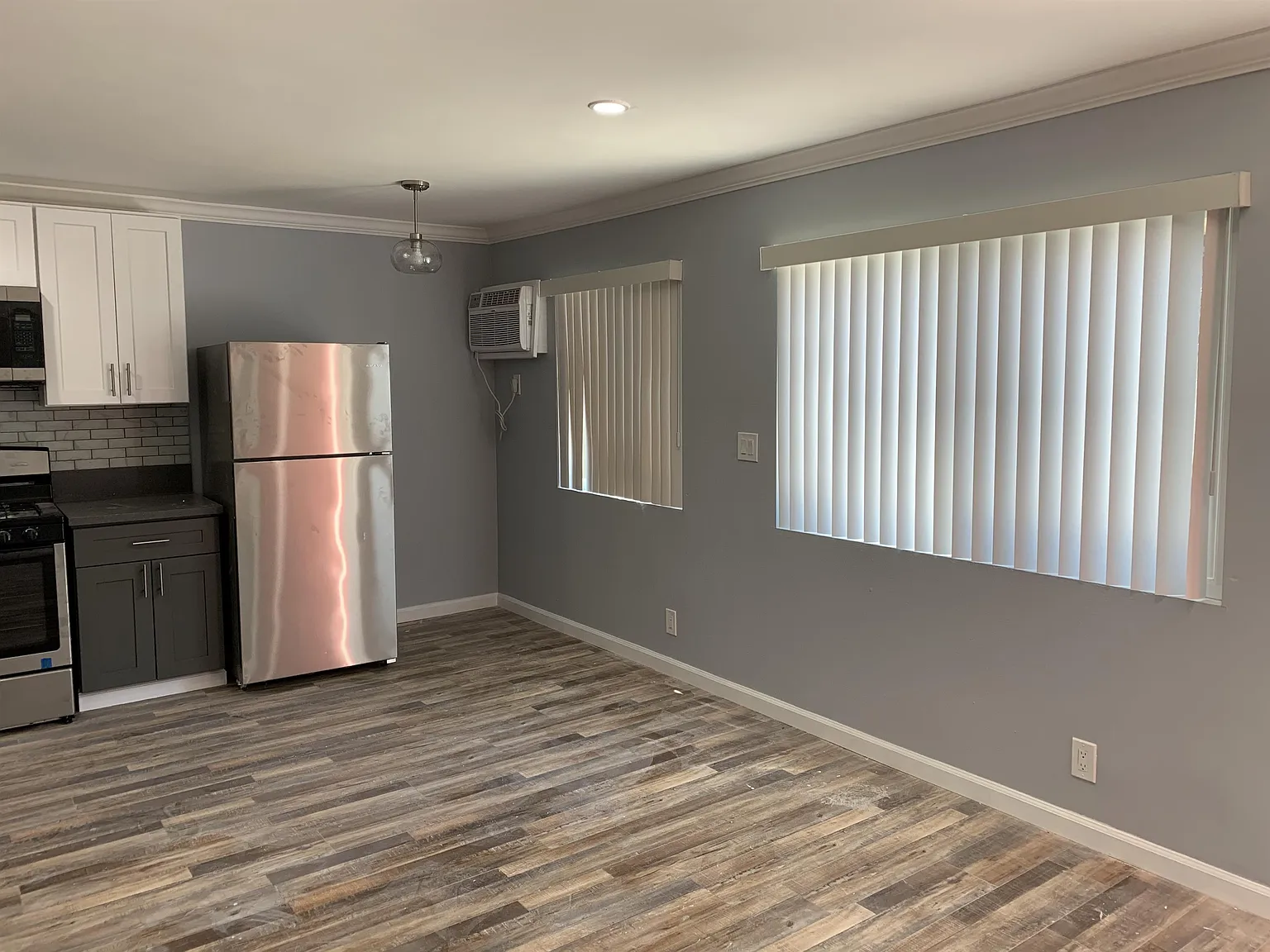 627 N Alexandria Ave — Photo 2