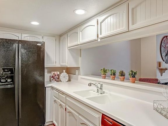 4th image of 7624 Hollister Ave