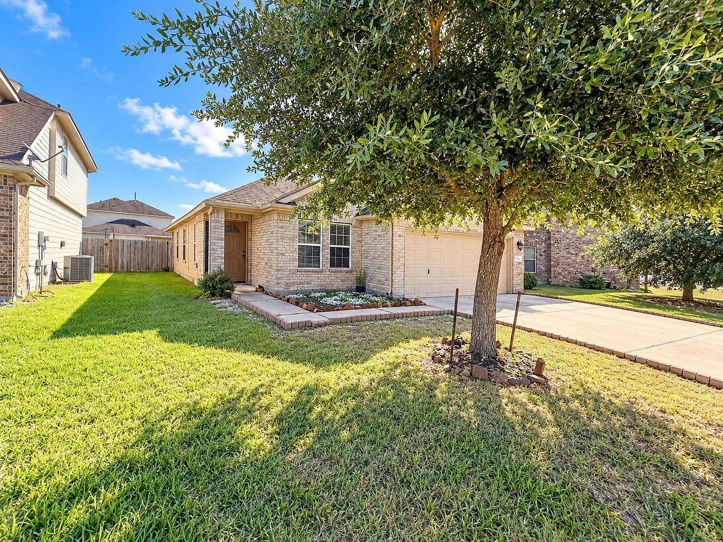 3 bed, 2.0 bath, 1915 sqft, $1,895 — Photo 2