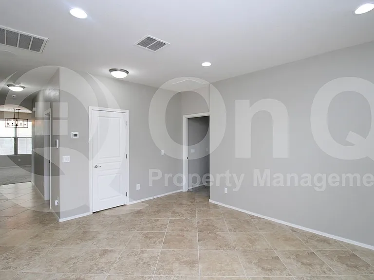 35916 W Catalonia Dr — Photo 9