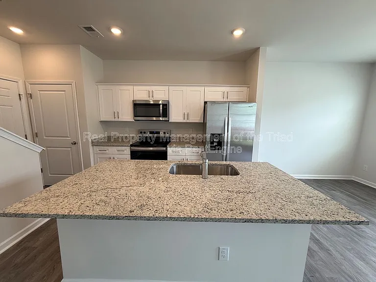 1112 Broholmer Ln — Photo 3