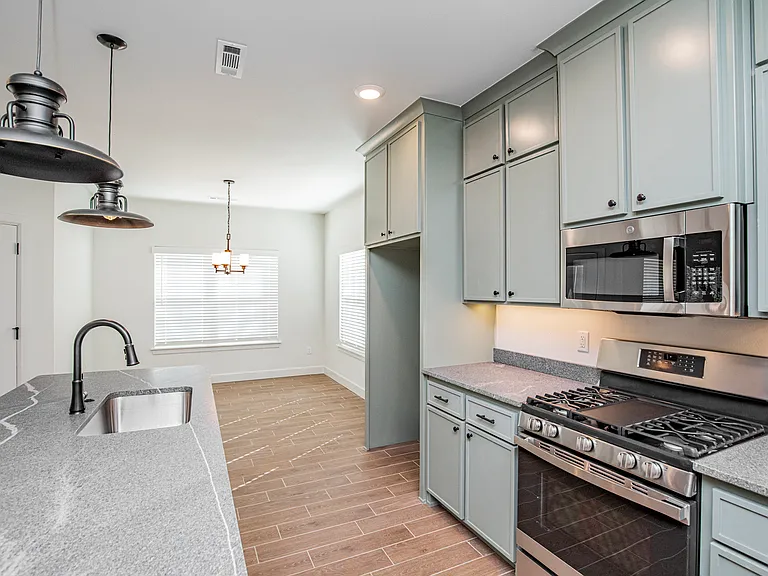 937 Cook Ln — Photo 2