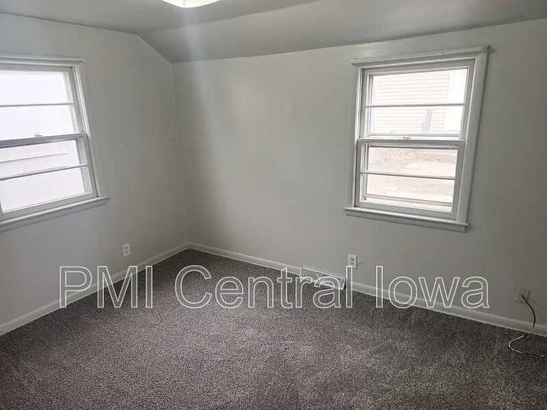 290 E 17th St — Photo 9