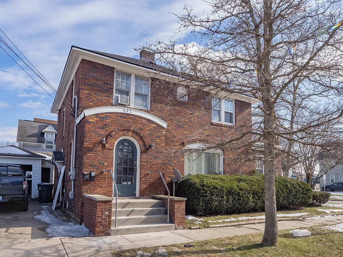 Building Photo - 627 S Rose St #2