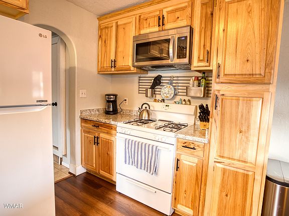5th image of 860 E Reidhead St