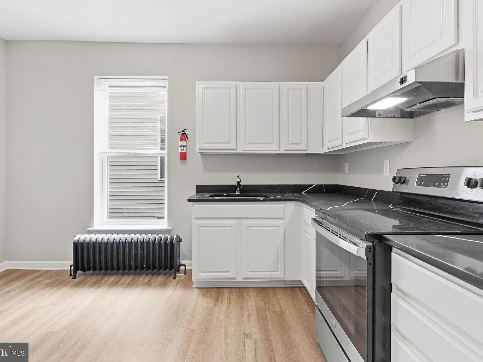 3 bed, 1.0 bath, 1100 sqft, $2,200 — Photo 4