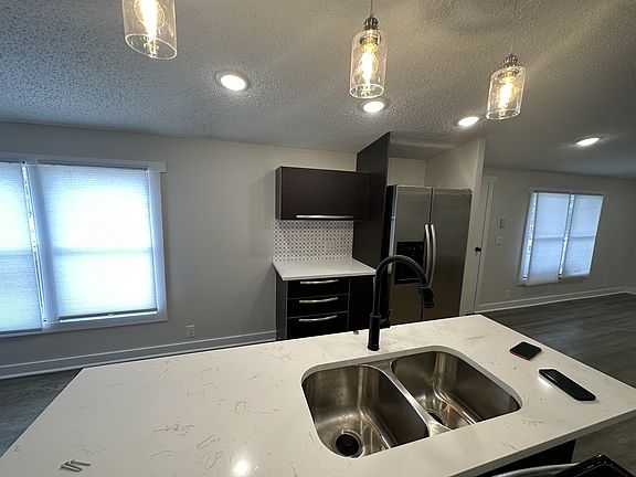 5th image of 807 Jenkins Ct