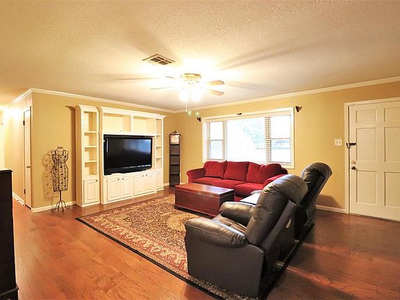 4th image of 407 Arlington Pl