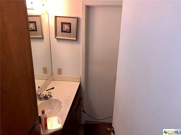 4th image of 1407 W Avenue D