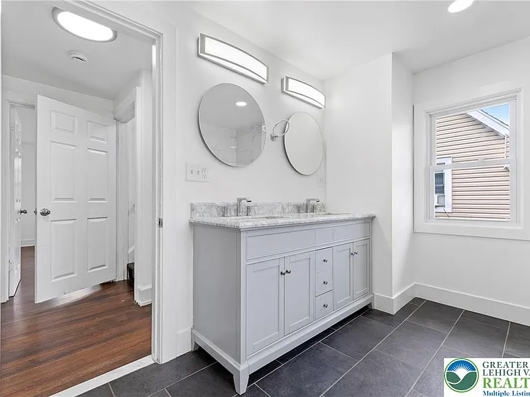 409 E Washington Ave — Photo 9