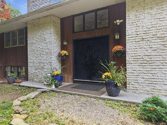 2nd image of 822 Semmels Hill Rd