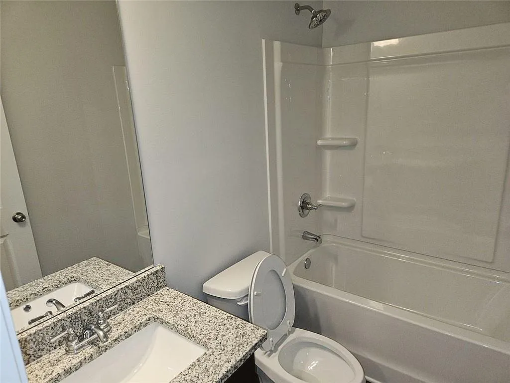 4 bed, 3.5 bath, 2703 sqft, $2,600 — Photo 4