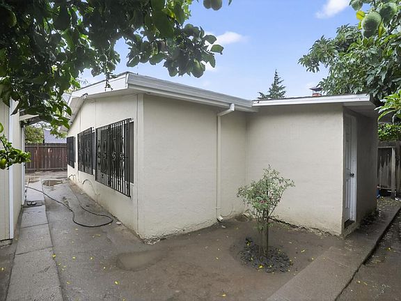 4th image of 2509 Illinois St