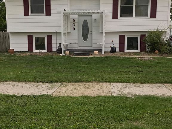 3rd image of 909 W Pearl St