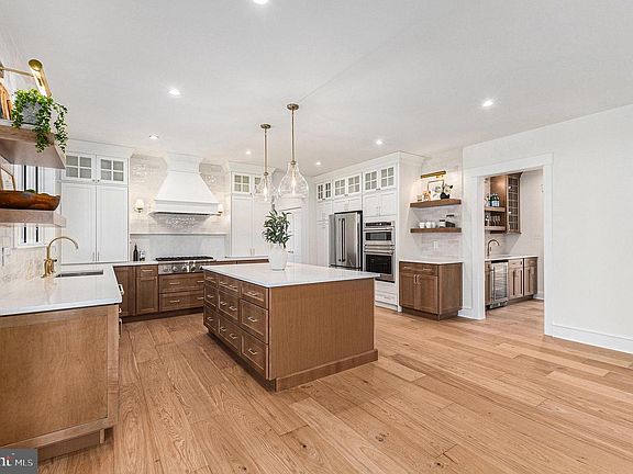 3rd image of 409 W Butler Pike