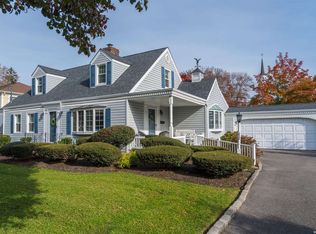 60 Dumbarton Dr, Huntington, NY 11743