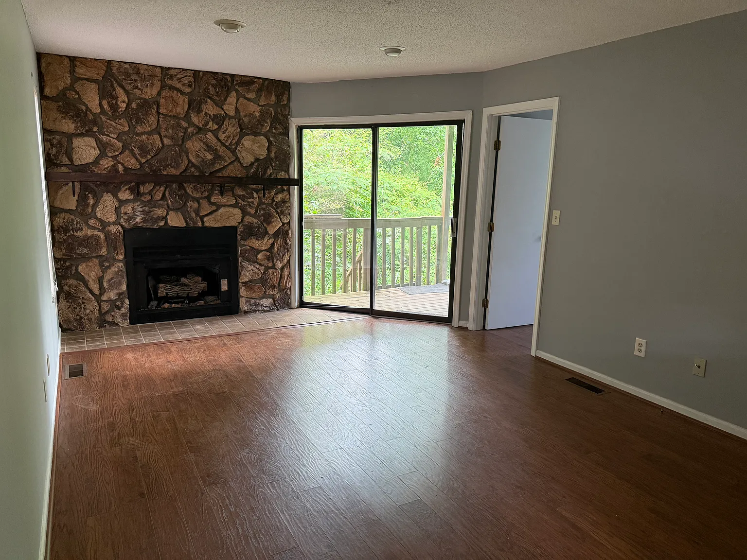 2 bed, 981 sqft, $1,400 — Photo 2