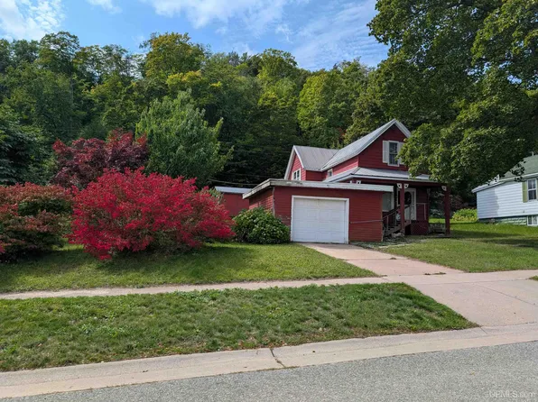 921 W Superior St, Munising, MI 49862