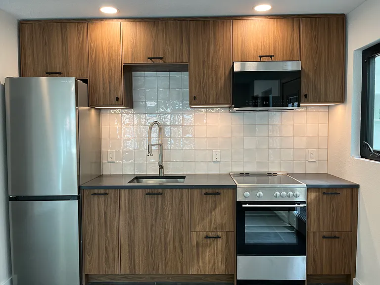 Beautiful kitchen, all soft-close cabinets and drawers, brand new appliances
