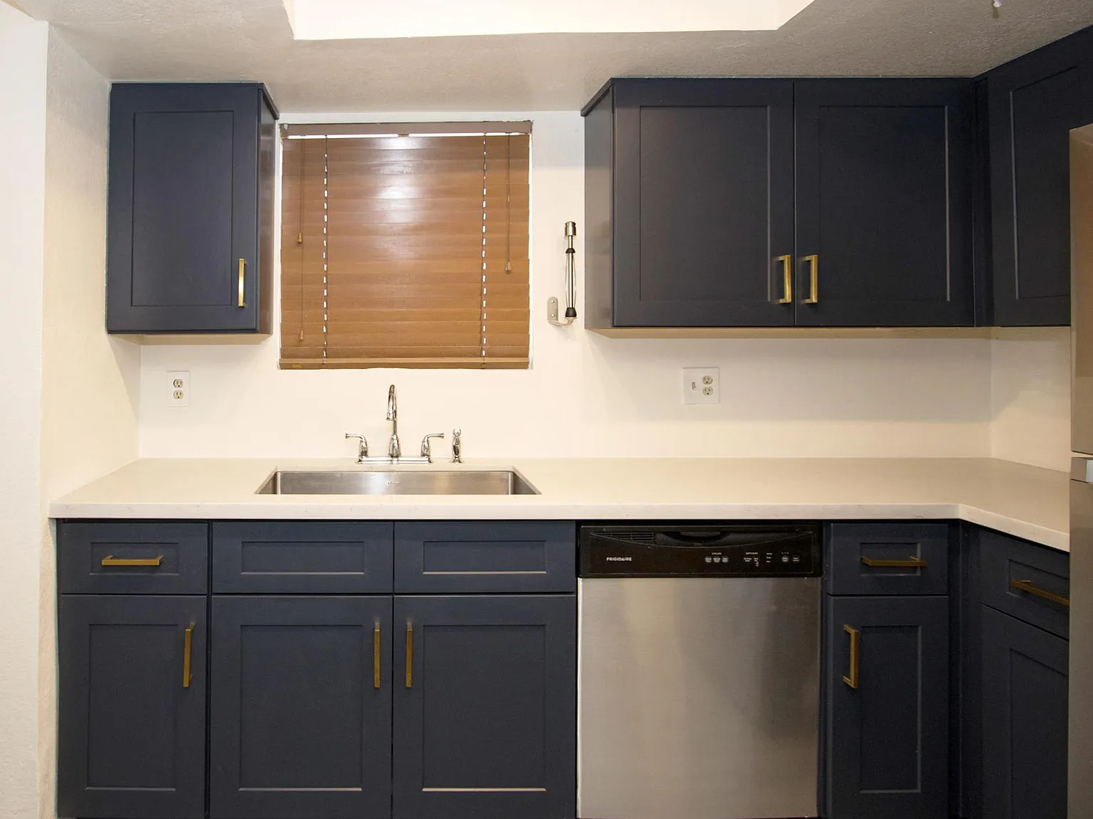 2 bed, 1.5 bath, 941 sqft, $1,950 — Photo 3