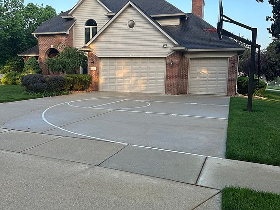 3rd image of 84 Racquet Ct