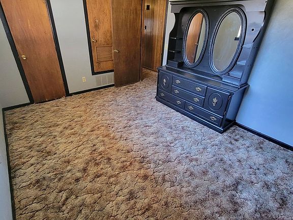 5th image of 32 E Greenfield Dr