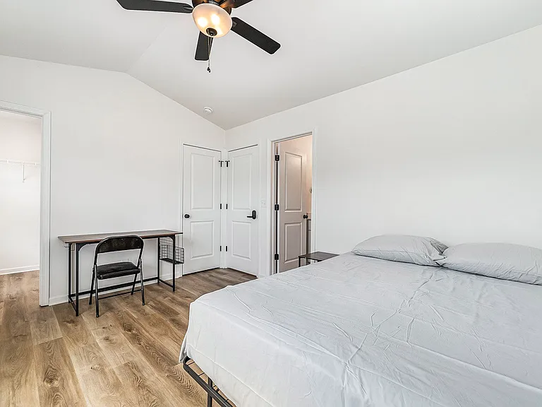 Queen, desk, Walk-in closet and bathroom