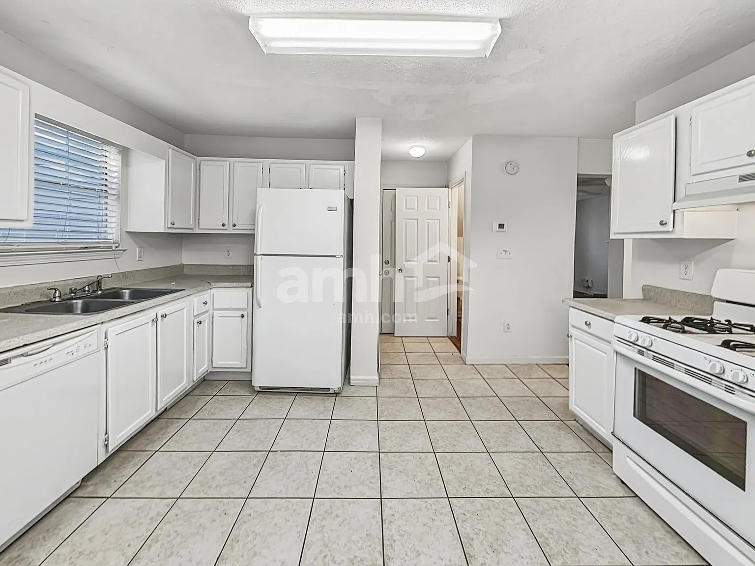3 bed, 2.5 bath, 1386 sqft, $2,095 — Photo 4