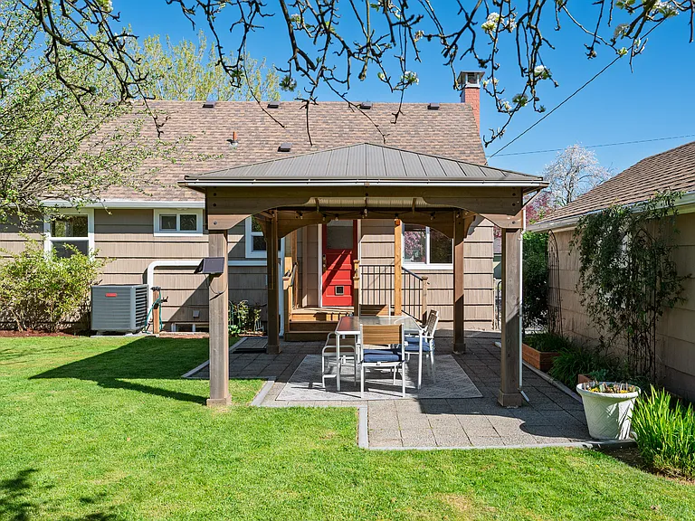 8922 SE Market St — Photo 29