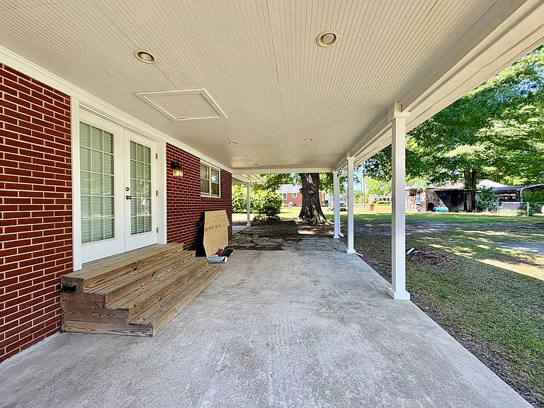 102 N Clarendon Dr — Photo 33