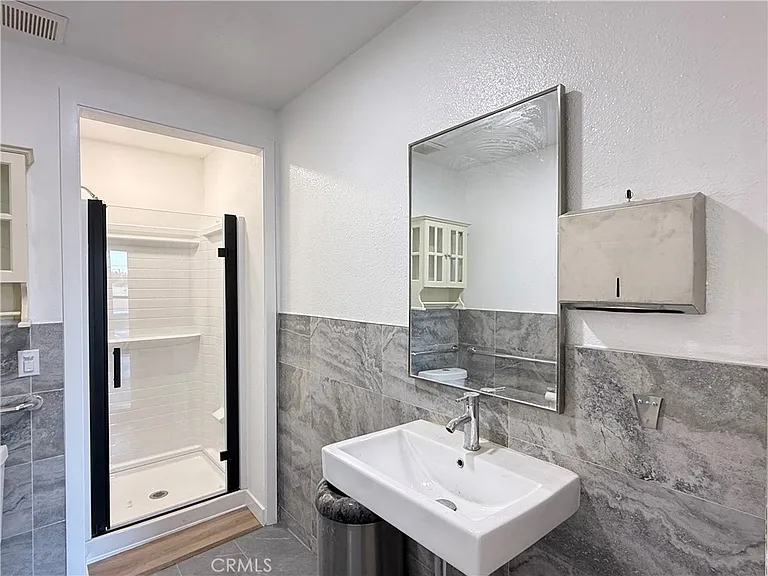660 W 7th St — Photo 3
